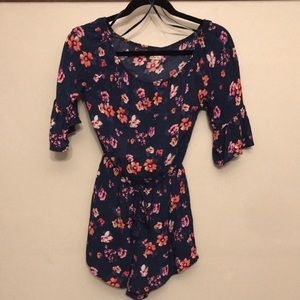 Lightly worn Hollister romper size small